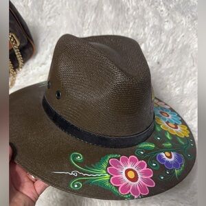 Sombrero muy bonito listo para una
Nueva chica ☺️